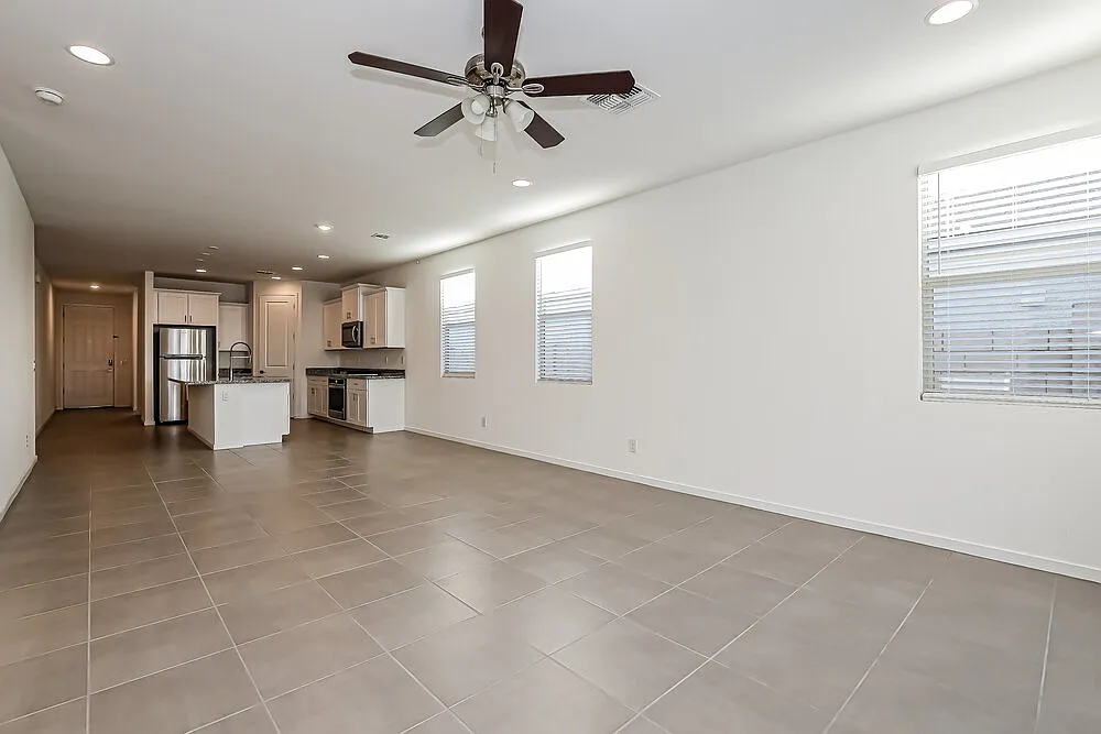 4 bed, 3.0 bath, 2027 sqft, $2,550 — Photo 4