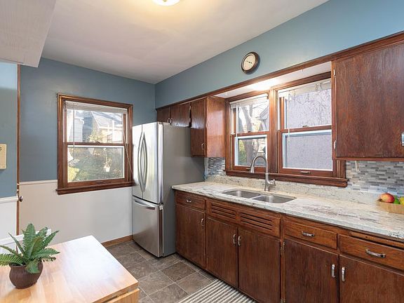 3rd image of 3015 Johnson St NE