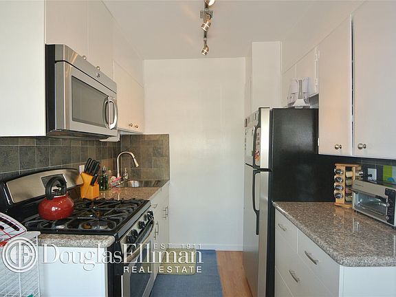 5th image of 80 La Salle St APT 20E