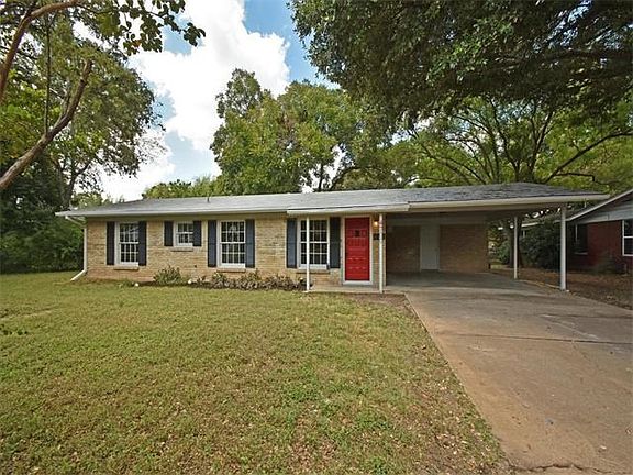 Loads of curb appeal with this 50's ranch in Western Trails! Walk to Radio and Strange brew- El comi