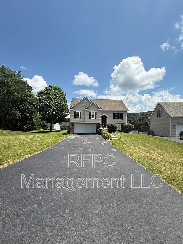 4 bed, 2.5 bath, 1750 sqft, $2,150 — Photo 4