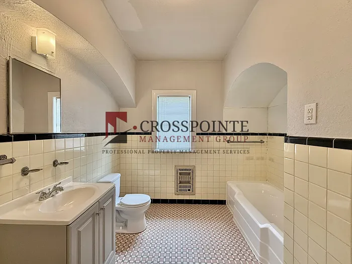 1120 Augusta Ave — Photo 25