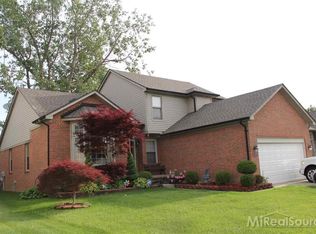 2095 Sprucewood Dr, Sterling Heights, MI 48310