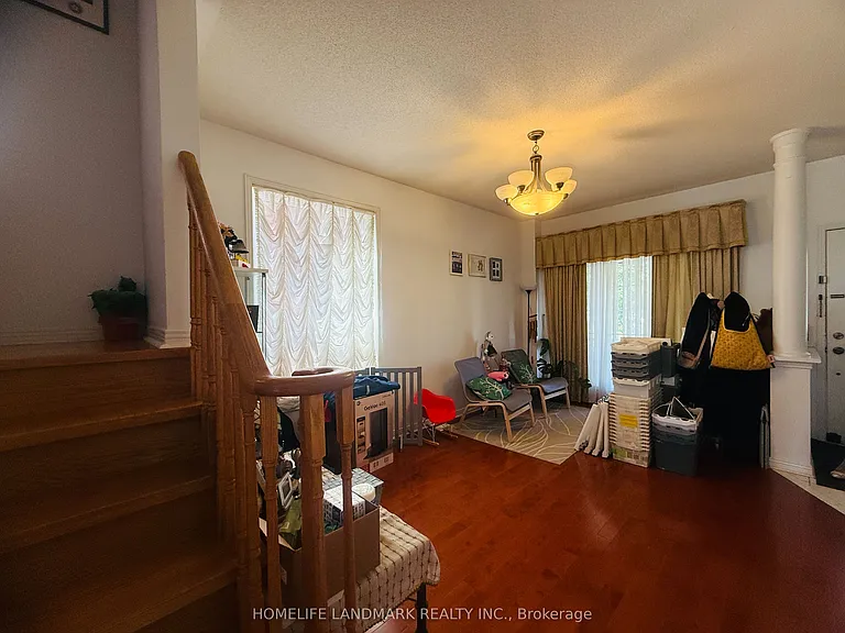 32 Oxfordshire St — Photo 4