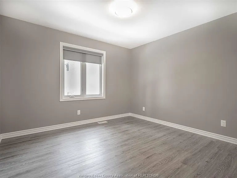 81 Brien Ave W #B — Photo 11