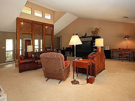 4th image of 161 Trailing Oaks Dr