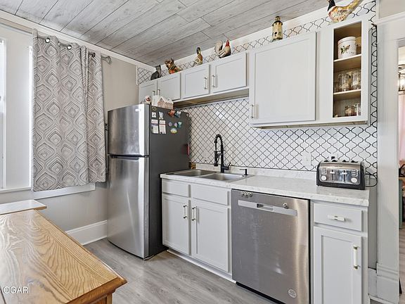 5th image of 715 W 3rd St