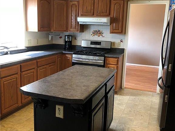 3rd image of 123 Browning Ln