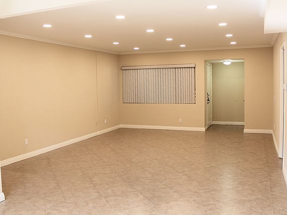4th image of 518 E Lexington Dr APT 4