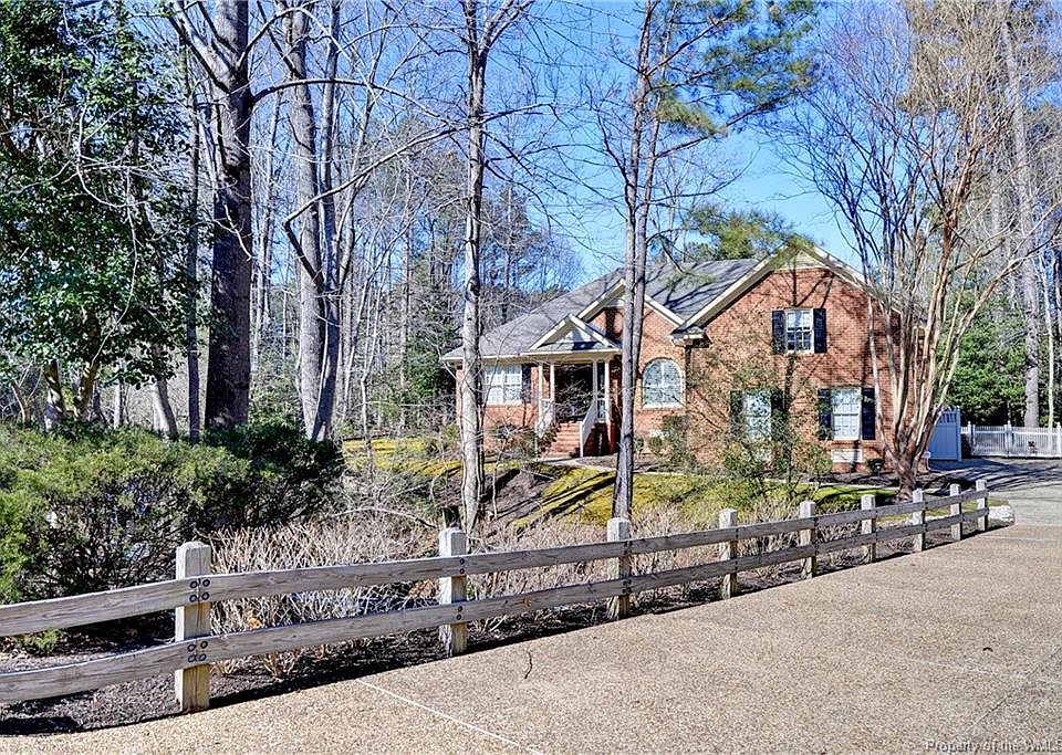 1st image of 413 Yorkshire Dr