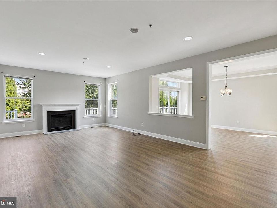 1st image of 300 Moir Ave