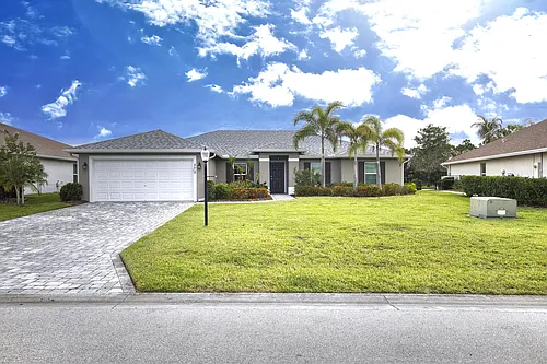 375 SW Vista Lake Dr Photo 1