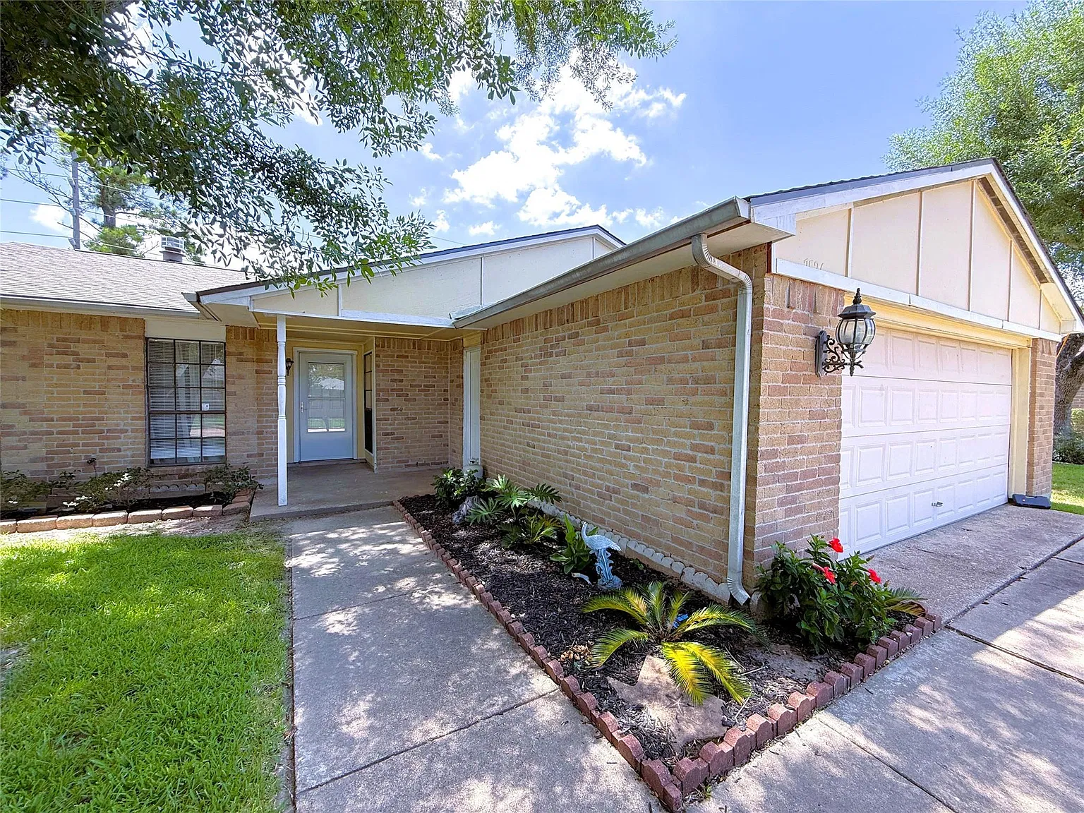 4 bed, 2.0 bath, 1723 sqft, $1,900 — Photo 3