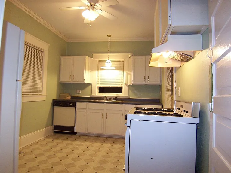 Kitchen w/ gas range, dishwasher, refrigerator and ample cab