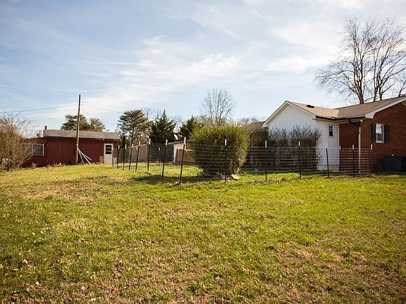 4th image of 716 N Edgewood Dr