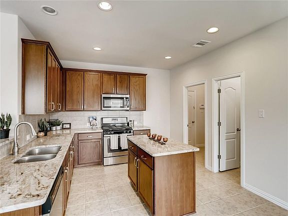 3rd image of 195 Banana St