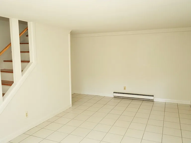 109 Piedmont Ave N — Photo 2