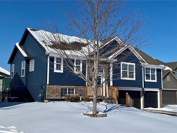2nd image of 1010 NW Hickory Ct