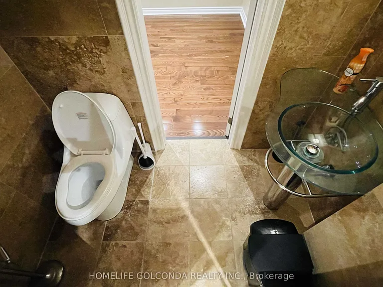 110 A Bond Cres #LOWER — Photo 12