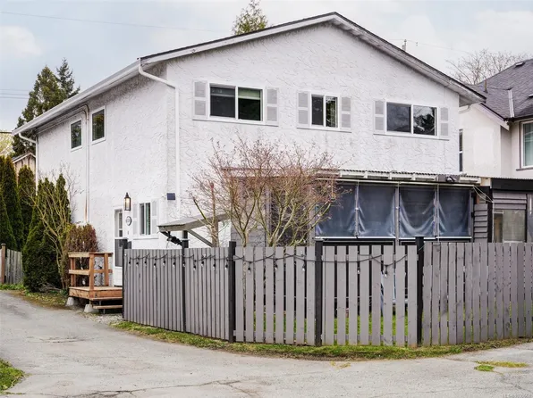 1119 Wychbury Ave, Esquimalt, BC V9A 5K9
