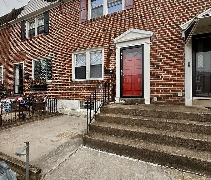 1074 N Academy Ave — Photo 2