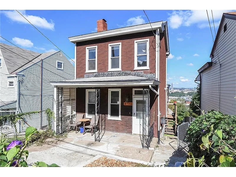 2733 Sumner St photo 1
