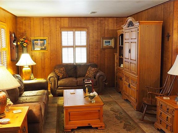 3rd image of 470 Lakeside Dr