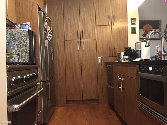 3rd image of 5-49 Borden Avenue #8D
