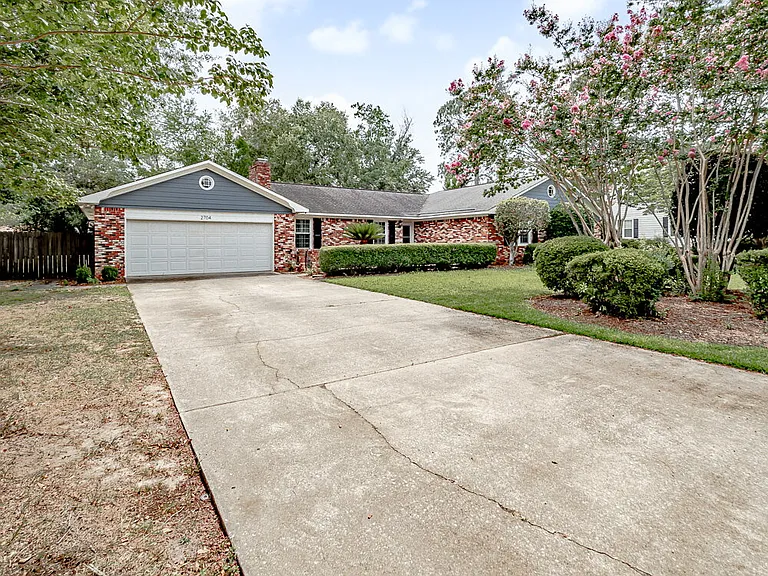 2704 Powhatan Dr — Photo 1