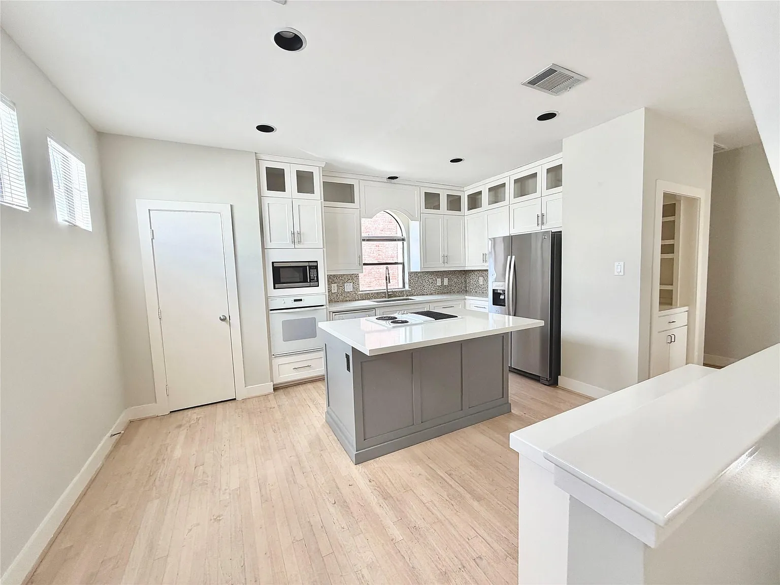 3 bed, 2.5 bath, 2116 sqft, $2,350 — Photo 3
