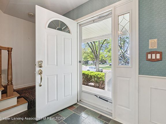 5th image of 2932 Crestwood Dr