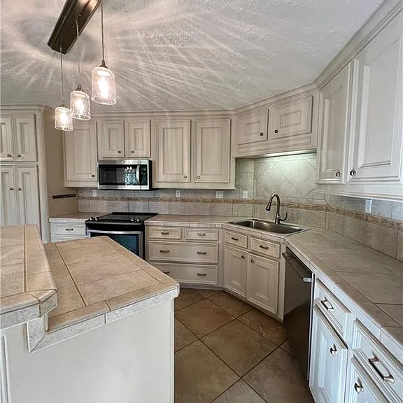 8706 Sandstone Dr — Photo 7