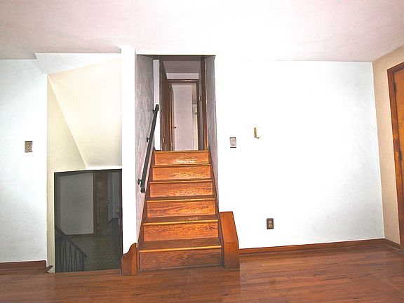 4th image of 18 Jefferson St