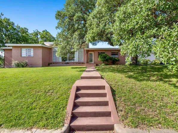 207 E Walnut St, Fredericksburg, TX 78624
