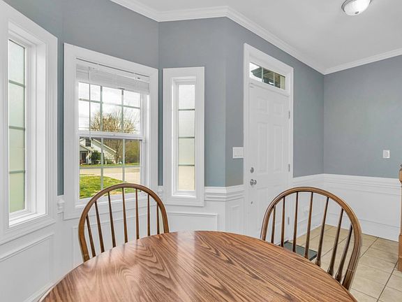 3rd image of 1079 Laurel Ln