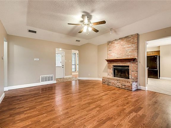3rd image of 5214 Prairie Creek Dr