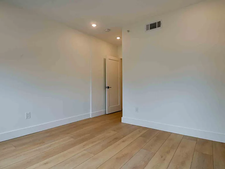 2641 4th St NE #2 — Photo 41