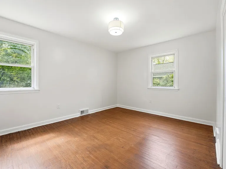 120 Webster Ave — Photo 14