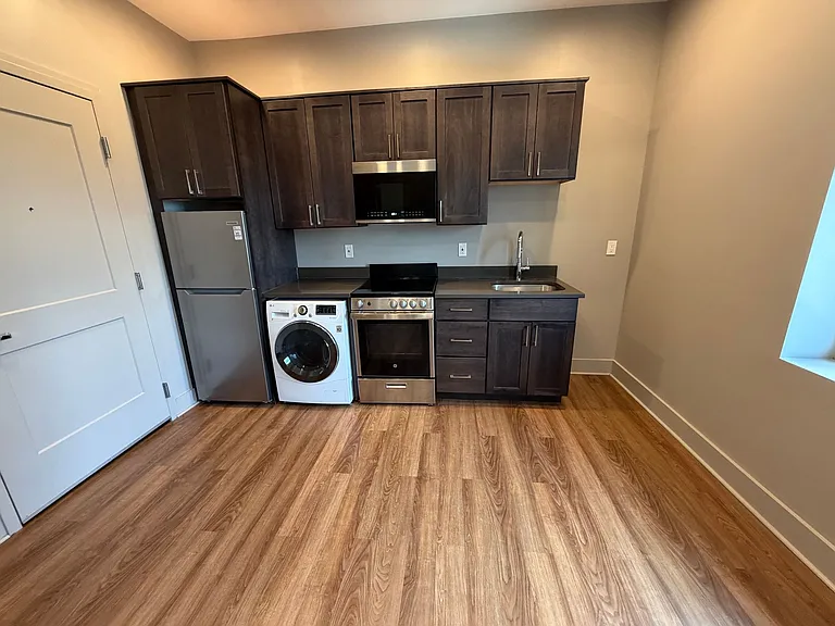 530 Broadway Apartments — Photo 15