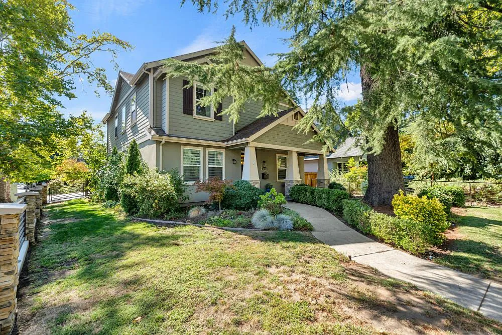 3846 T St photo 1