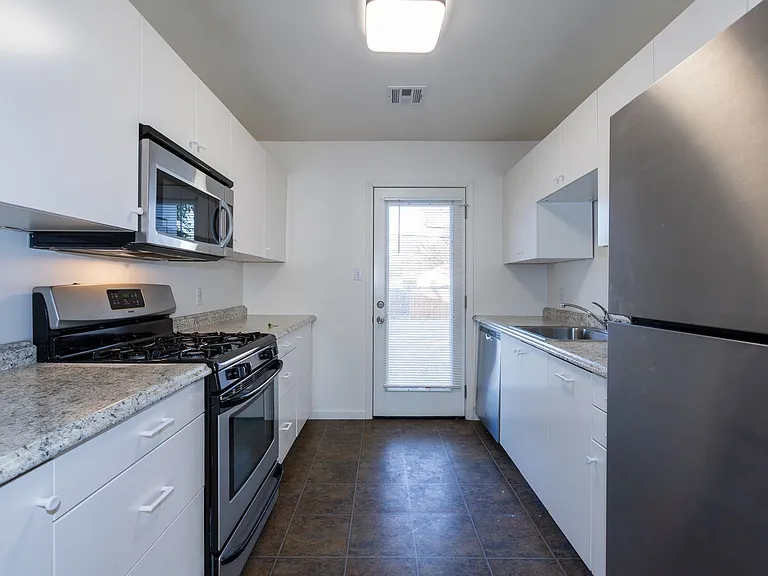 925 E 37th St — Photo 3