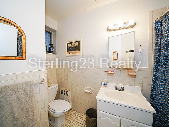 2nd image of 26-10 Hoyt Ave S #2