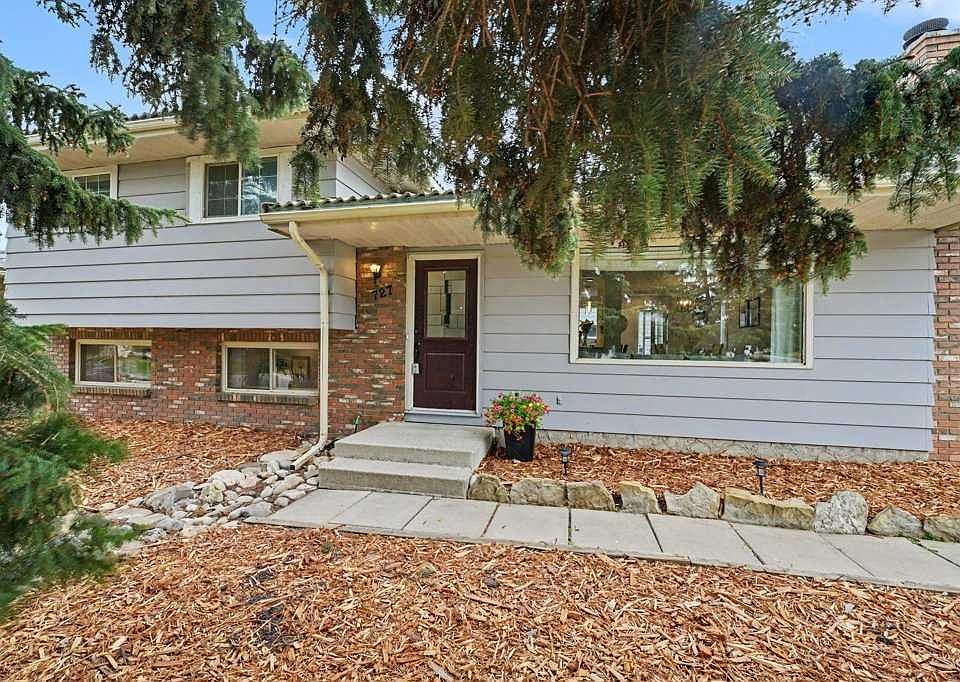 1st image of 727 N 120th Ave SW