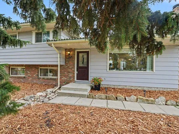 727 N 120th Ave SW, Calgary, AB T2W 1V4