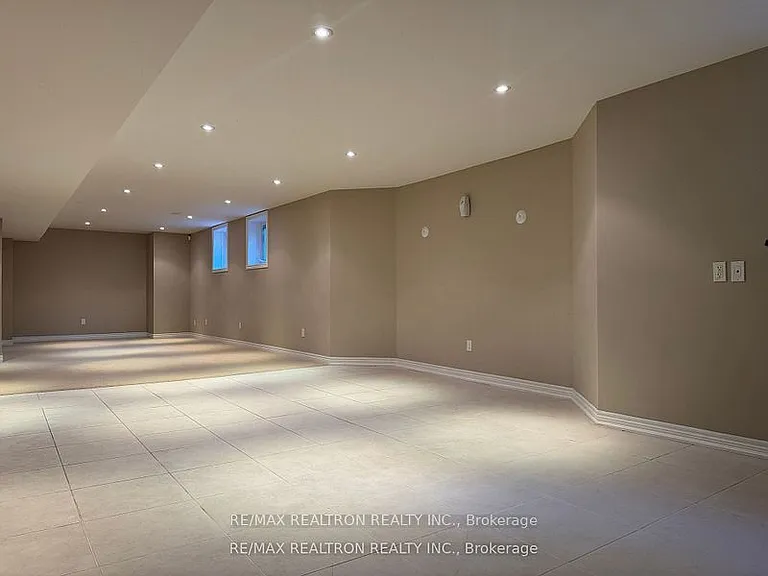 21 Goldring Cres — Photo 16