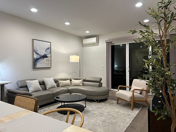 5th image of 2321 Franklin Ave E #B