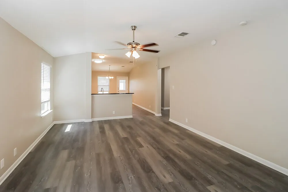 3 bed, 2.0 bath, 1434 sqft, $2,095 — Photo 4