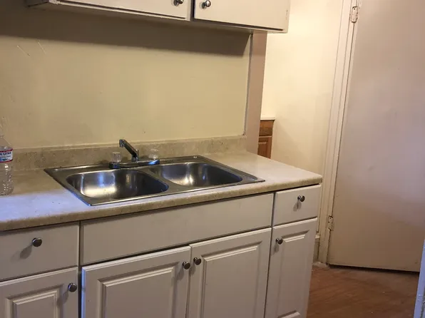 119 1/2 W White St, Barstow, CA 92311