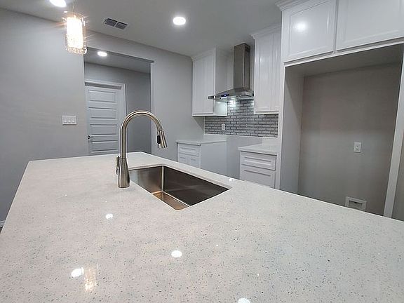 2nd image of 1417 Genevieve Ave