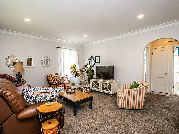 5th image of 302 E Odell Pl